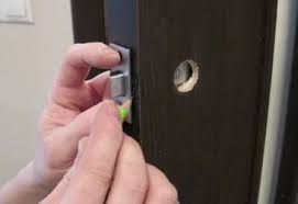 Как врезать замок-защёлку в деревянную межкомнатную дверь