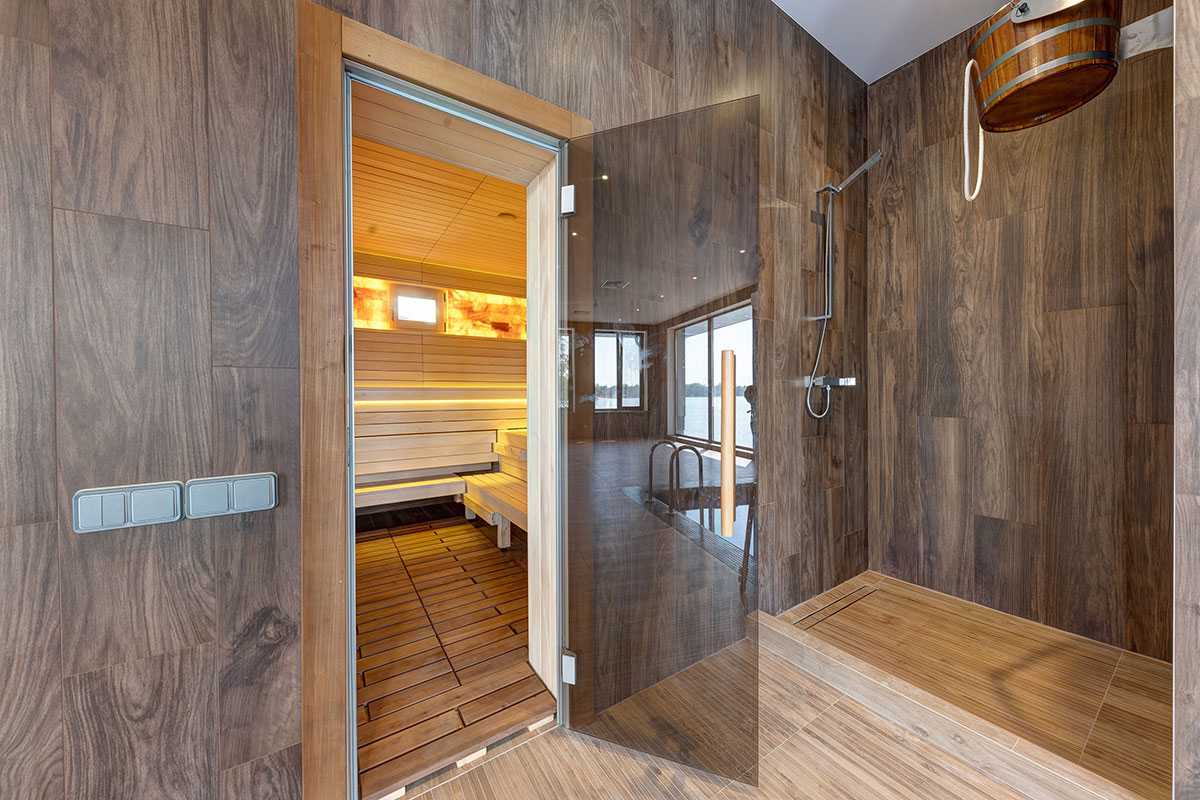 Как сделать деревянную дверь в баню своими руками?